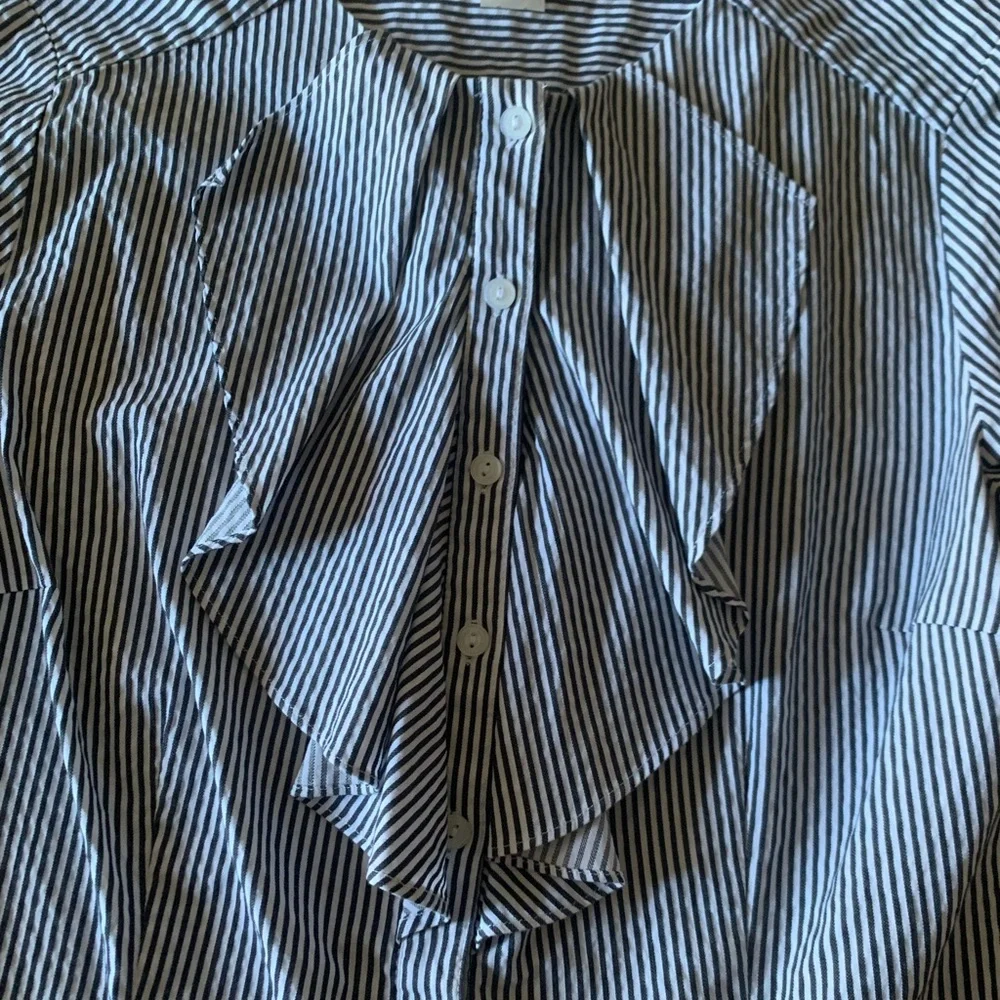 Pinstripe dress shirt with cute front collar - Picture 2 of 4